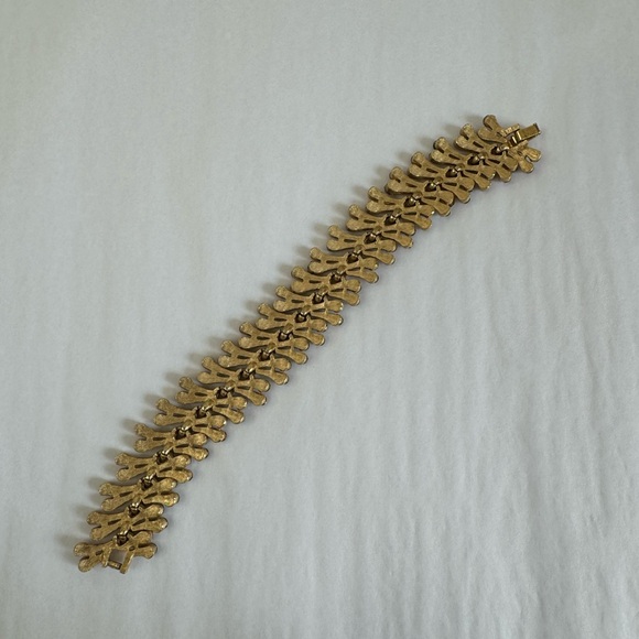 Crown Trifari "Chantilly Collection" Bracelet - Picture 5 of 7